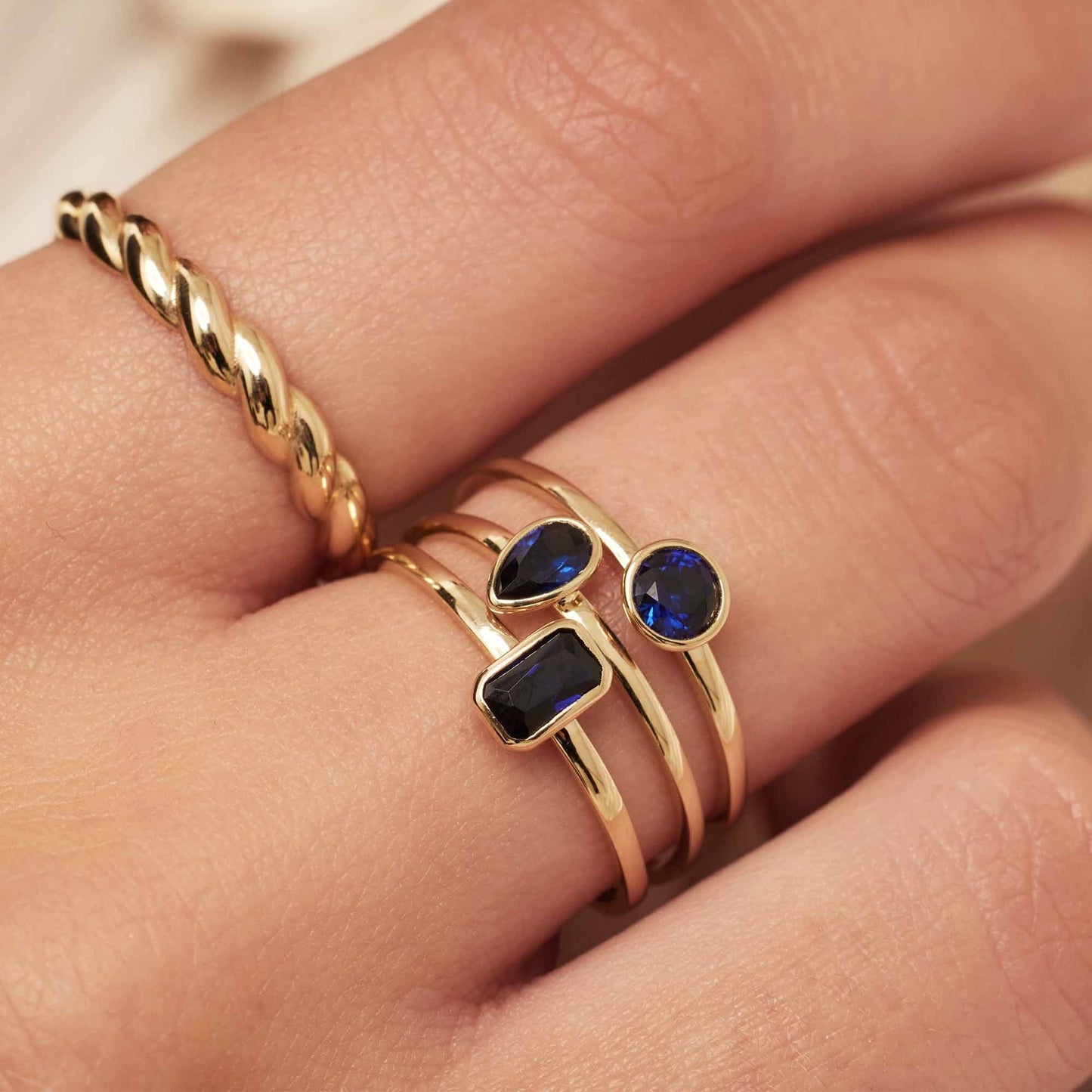 Baguette Nila 14 karat gold ring with blue zirconia stone